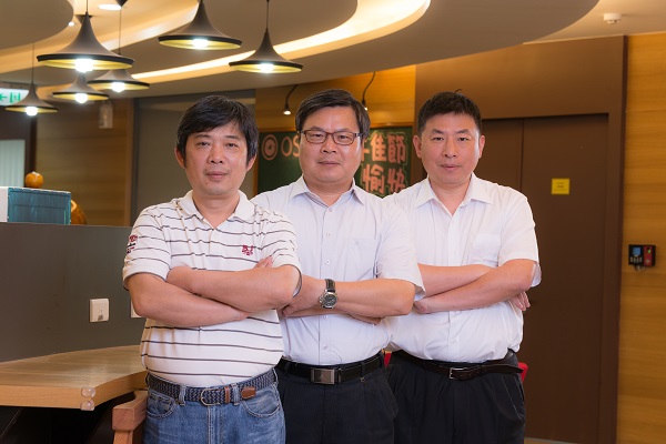 眾智光電經營團隊，董事長吳岱錡（右）